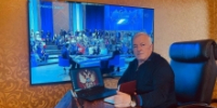 Глава Гумбета Галип Галипов смотрит прямой эфир Президента России Владимира Путина - Гумбетовский район